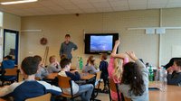 Teamlid Leon verteld de kinderen wat over onweer