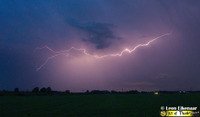 Een paarse bliksemontlading toont dat deze in een regenkern voorkwam.