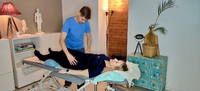Ennen hoitoa osteopaatti tutkii kehon kattavasti käsin. Vaivan taustalla oleva syy voi sijaita etäämpänä vaiva-alueesta ja osteopaatti aloittaakin hoidon usein oireettomilta vaikuttavilta alueilta.
