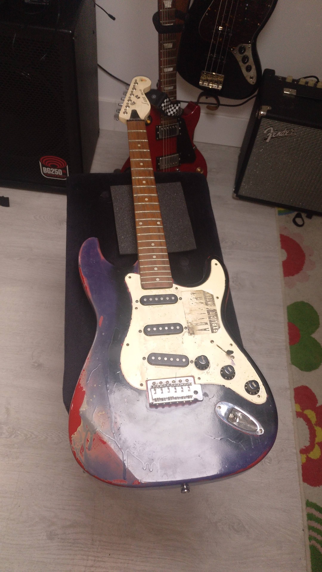 La Cueva_Luthier :: Globol Productions