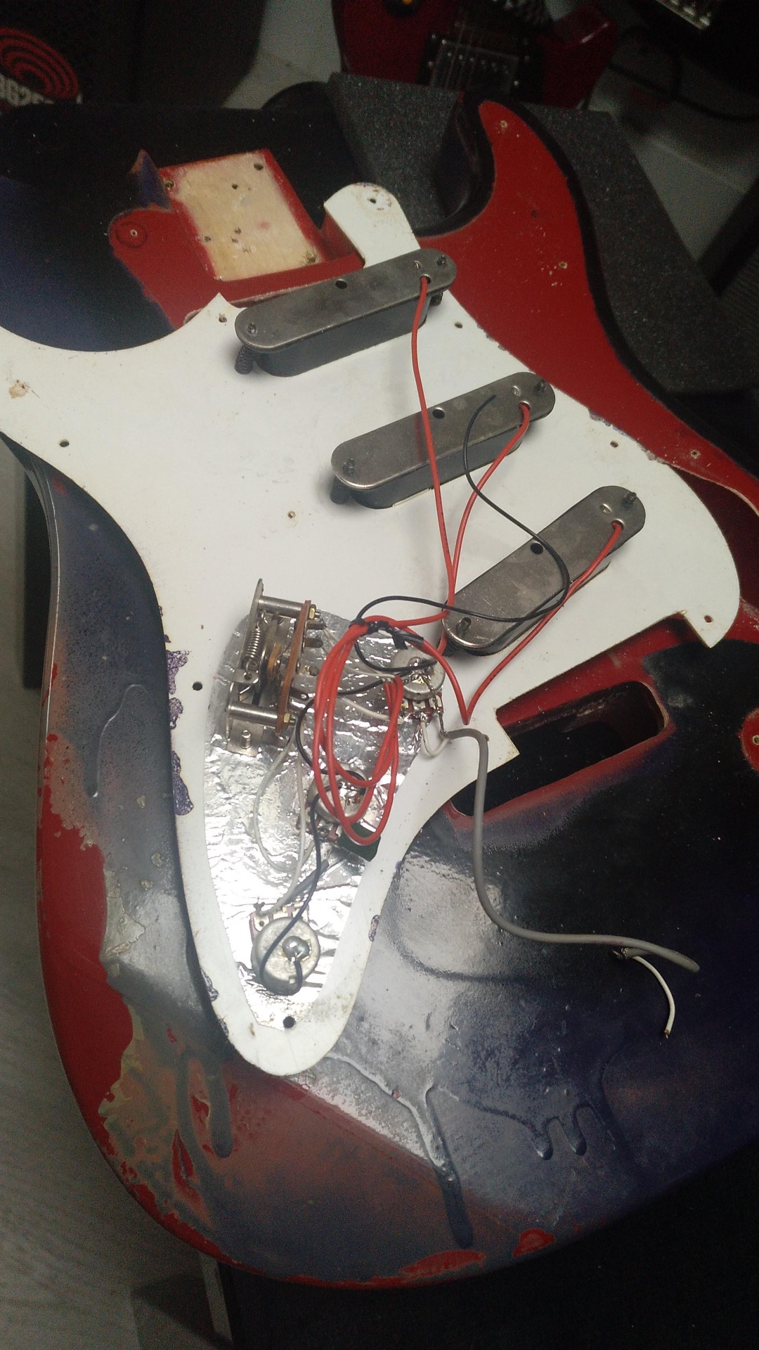 La Cueva_Luthier :: Globol Productions