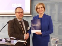 Diakonia-ammattikorkeakoulun tutkija Harri Kostilainen selvitti työ- ja elinkeinoministeriön pyynnöstä yhteiskunnallisten yritysten nykytilannetta Suomessa. Selvitys julkaistiin ja luovutettiin keskiviikkona 26.2.2020 työministeri Tuula Haataiselle.