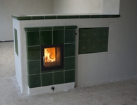 Elegantní malá klička pod přikládacími dvířky ovládá externí přívod vzduchu.