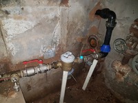 Vodoměrná sestava umístěna ve sklepě
