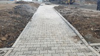 Dokončování pokládky dlažby a terénních úprav