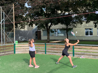 Askö Enns privat (erster "AirBadminton-Versuch" auf Kunstrasenplatz bei NMS Maria Anger mit Milana & Sarah)