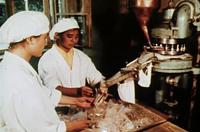 Barefoot China: Produktion traditioneller Medizin mit selbstgebauten Maschinen, China 1975