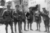 Léon Janssens, 2e à partir de la droite, avec d'autres officiers à Nébian (© coll. J. Bourgeois)