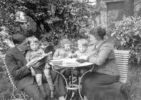 Familiescène met v.l.n.r. Léon Janssens, Albert, Christine en André Janssens en Sylvie De Maertelaere. Sylvie is zwanger van Janine (°1929) (© coll. J. Bourgeois)