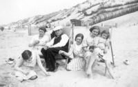 Familiale uitstap in Bredene, in juli 1938. V.l.n.r. Janine, Sylvie, Léon, Christine, Gilberte Paesmans (vriendin) en Yvonne (© coll. J. Bourgeois)