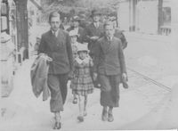 De familie wandelt door de straten van Gent. Op de voorgrond Albert en André met hun zus Yvonne, dan Janine, Sylvie, Léon en Christine (© coll. J. Bourgeois)