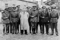 De officieren van het 22e Linieregiment. 4e van links is Leon Janssens Les officiers du 22e Régiment de Ligne. Léon est le quatrième à partir de la droite (© coll. J. Bourgeois)