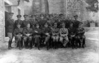 De officieren van het 1e bataljon van het 52e Linieregiment (Nébian, juli 1940)(Leon Janssens, zittend, 3e van links) - Les officiers du 1e peloton du 52e régiment de Ligne. Léon est assis, troisème à partir de la droite) (© coll. J. Bourgeois)