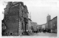 Nébian, Hérault. Hier op deze plaats loop ik dag in dag uit, op en neer, als de zon mij er niet wegjaagt en de jongens zitten hier dikwijls hun verveling uit te zweten aan den voet van dat kruis boven 't pijlken (© coll. J. Bourgeois)