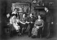 Een familieportret. Van links naar rechts: André, Janine, Yvonne, Christine, Léon, Sylvie en Albert