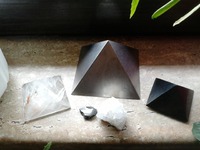Pyramiden aus Titan, Bergkristall und Schungit