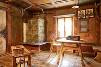 Ambiente alpino con stufa in maiolica