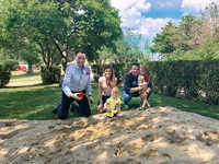 Foto: Bürgermeister Alexander Vojta, Gemeinderätin Carina Rotheneder mit Tochter und Stadtrat Michael Kramer mit Sohn