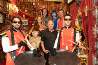 Marchfelderhof © Robet Knotz vorne v.l.n.r. Trommler, Hans Reinisch, Trommler, hinten v.l.n.r: DJ Mell, Andrew Young, Domino Blue, Marchfelderhof Chef Peter Großmann, Trommler