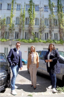 Vizebürgermeisterin Kathrin Gaál (rechts), Klimastadtrat Jürgen Czernohorszky und Margaretens Bezirksvorsteherin Silvia Jankovic freuen sich über die coole Fassadenbegrünung in der Embelgasse – ein Vorzeigeprojekt. Copyright PID/VOTAVA