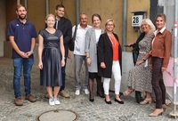 v.l.n.r. Gemeinderat Johannes Dungl, Gemeinderätin Petra Oberauer, Gemeinderat Roman Scheider, Gemeinderat Manfred Hammerl, Gemeinderätin Kristina Mandl, Gemeinderätin Margarete Insam-Polleros, Gemeinderätin Anna-Maria Hübscher und Gemeinderätin Anita Krammel in der Hauptstraße Gerasdorf (Foto: ÖVP Gerasdorf)