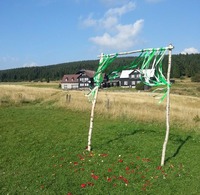 Svatební obřad na louce v horách