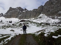 Antonio vor der prächtigen Bergkulisse. Auf dem Panoramaweg der Grimmialp