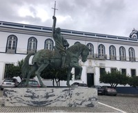 Statue auf dem Platz vor der Burg