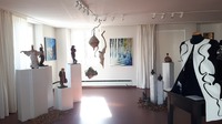 Figuren Patricia Brandt, Wespenfenster Peter Binder, Bild l. Levin Bräu, r. Claudia Wenger, Figuren aus Baumpilzen Mechtild Mayer, Kunst am Kleid Katharina Rupp