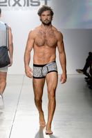 Ropa interior apropiada para llevar traje entero.