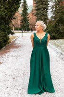 Vanhojentanssimekko nro. 51 - kuvan väri metsänvihreä, koot S, M, L ja XL - väri tummansininen, koko L - väri vaaleanpunainen, koot S, M ja L - väri punainen, koko L - materiaali satiini, hinta 199e