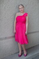 Lyhyt juhlamekko nro. 11 - kuvan kirkas pinkki koko L - violetti koko S - luonnonvalkoinen koko XS - vaaleanpunainen koko S - tummansininen koot XS-XL - hinta 149€