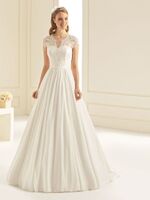 Hääpuku Bianco Evento Omnia nro. 69 - koot 40 / L ja 52 / 6XL, valmistaja rajoittaa hinnan julkista näkyvyyttä eli kysy hinta