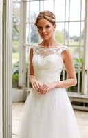 Hääpuku nro. 74 - koko 44, väri ivory, hinta 699€