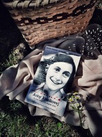 "My Židia nemáme právo na vlastné pocity, musíme byť odvážni a silní, musíme vziať bez reptania na svoje plecia všetky nepríjemnosti, musíme urobiť všetko, čo je v našich silách a dôverovať Bohu. Raz sa však táto vojna musí skončiť, a potom predsa zasa budeme ľudia, a nie len Židia!"