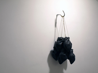 9 di cuori, 2010, bronzo e acciaio, dimensioni ambientali