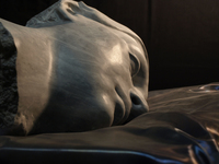 sogni d'oro, 2008, marmo bardiglio di Carrara e piombo, cm 60x60x27cm