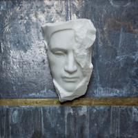 orizzonti, 2017, marmo statuario di Carrara, piombo e ottone, cm52x52cm
