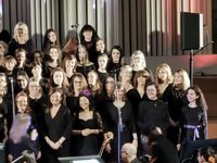 (1. rada sprava Lucia Demková, Adriana, Stanka Draxlerová, Amalka Riganová, Monika, Batthyányová, Katka Darážová, 2. rada sprava, Amy a ja, Alena Bocianová, v ďalších radoch Anna Black, Jarka Hrozanová a ďalší).