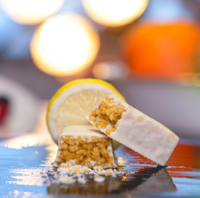 Chutná a výživná tyčinka M-Bars Lemon, ktorú si môžete dať aj na cestách, predstavuje pohodlnú formu spĺňania všetkých výživových požiadaviek v jednom jedle.