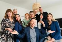 Oslavujeme úspech, fotíme sa s milionárom, novým Team Elite directorom, ktorý to nemal v minulosti jednoduché, ale v tomto projekte sa našiel. Svoje know-how rád odovzdáva aj iným. Tímová spolupráca je taká veselá, ako zachytil objektív po vysielaní Workshopu.