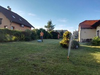 Válcování plochy po dosetí trávníku