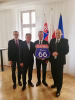 zľava ministerský radca Piotr Drobniak, šéf severnej vetvy SK Route 66 Eduard Markovič, veľvyslanec J.E. Krzysztof Strzałka, prezident SK Route 66 Juraj Smrečan