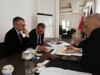 pracovne nad mapami...zľava Piotr Drobniak, veľvyslanec J.E. Krzysztof Strzałka, prezident SK Route 66 Juraj Smrečan