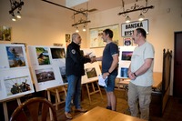 Absolútny víťaz Michal Bobák (v strede) preberá cenu z rúk prezidenta Slovenskej asociácie Route 66, Juraja Smrečana. Vpravo Milan Černák, člen odbornej poroty a technický delegát súťaže