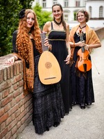 La Gioia - zpěv a perkuse (Lucie Strejcová), loutna (Barbora Hulcová), gamba basová a diskantová (Magda Uhlířová), renesanční písně Th. Campiona