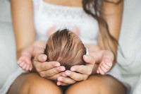 Mujer con su hijo recién nacido