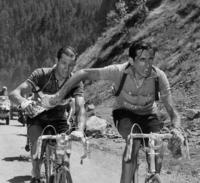 La celebre immagine dello scambio tra Coppi e Bartali, simbolo dell'aiuto e del rispetto reciproco che caratterizzano il ciclismo