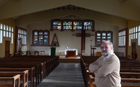 Pe. Alain Krauth posa em 15 de outubro de 2012 na igreja de Saint-Eloi, na cidade central de Vierzon (França). A igreja pode em breve ser convertida em uma mesquita. (ALAIN JOCARD/AFP/GETTY IMAGES)