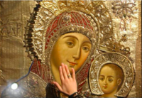 Uma cristã palestina toca um ícone da Virgem Maria durante uma visita à Igreja da Natividade, o local tido como o do nascimento de Jesus Cristo